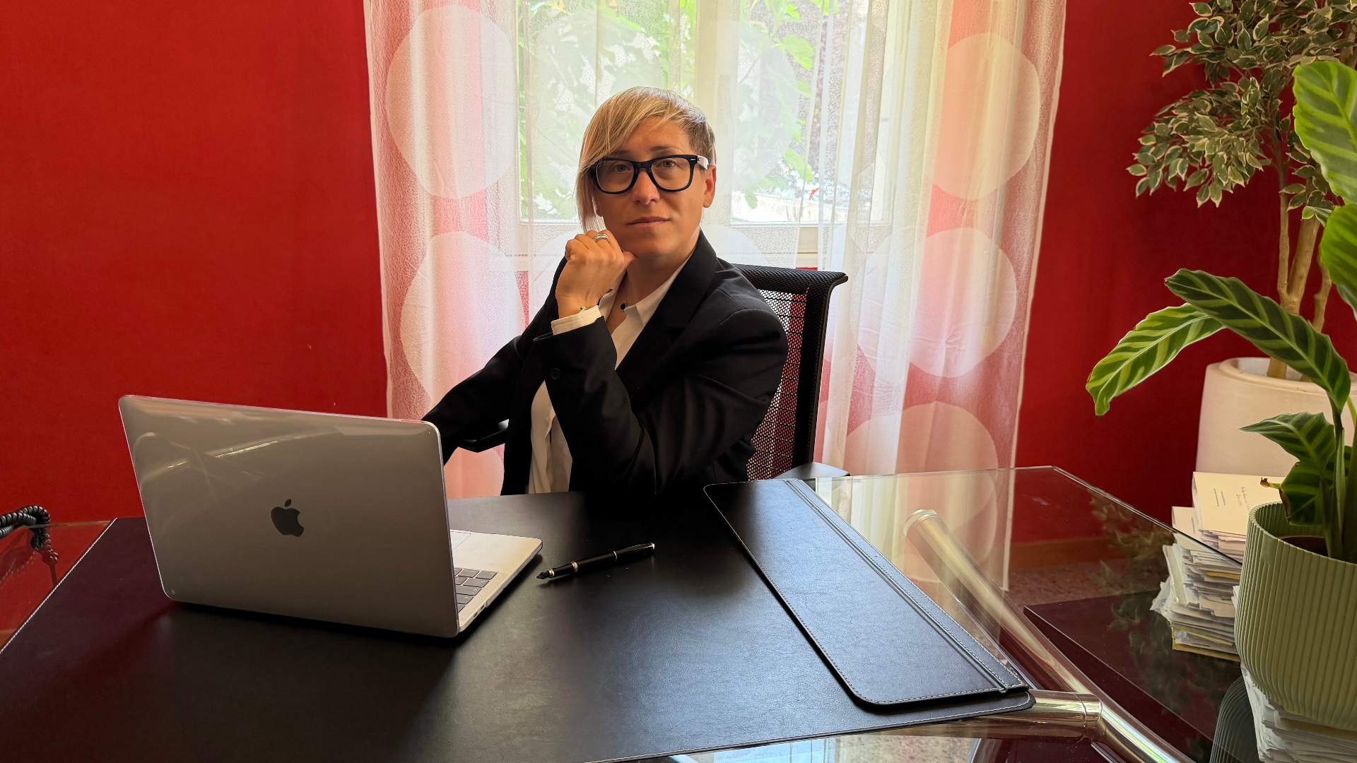 Avv. Giatti alla scrivania